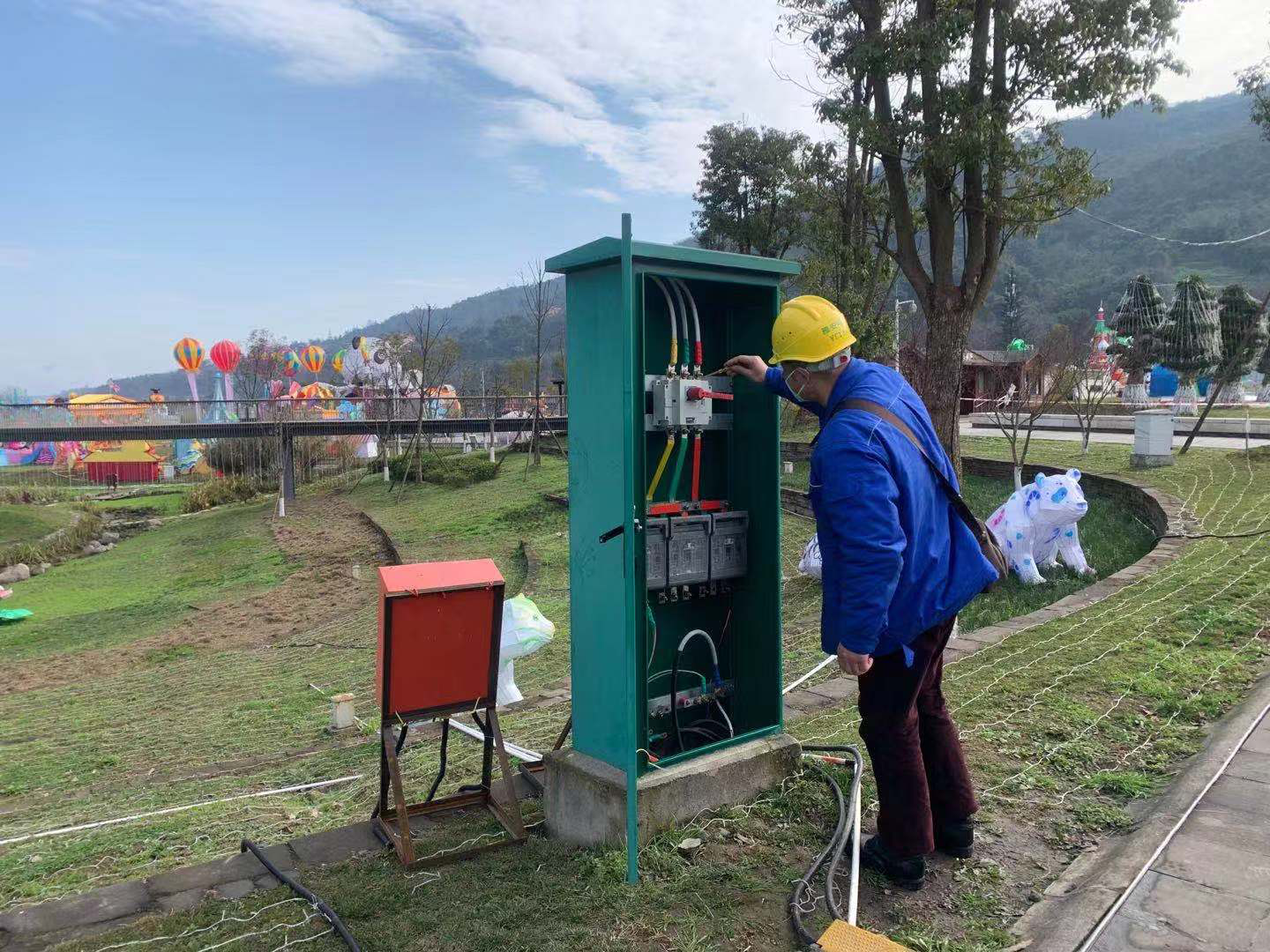 文旅集團(tuán)會同電力公司對燈組供電安全隱患進(jìn)行排查